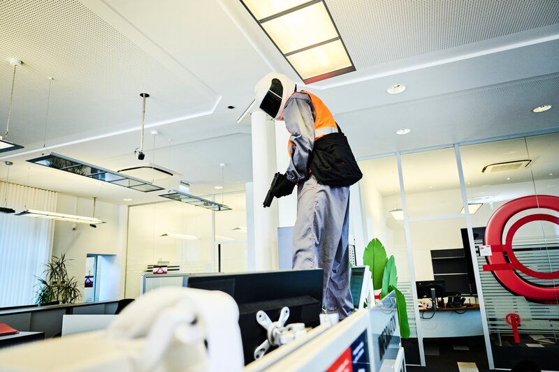 Das Landeskriminalamt Wien sucht nach einem brutalen Bankräuber. Szene des Reenactments. – Bild: Philipp Carl Riedl /​ ServusTV