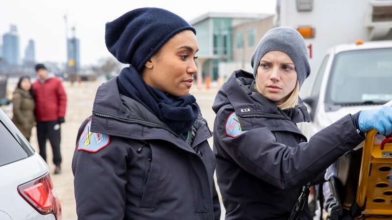 Emily Foster (Annie Ngosi Ilonzeh, l.) und Sylvie Brett (Kara Killmer, r.) – Bild: RTL /​ OPEN 4 BUSINESS PRODUCTIONS LLC.