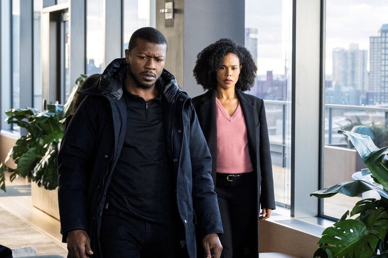 Ray Cannon (Edwin Hodge, l.); Sheryll Barnes (Roxy Sternberg, r.) – Bild: Mark Schafer /​ CBS ENTERTAINMENT