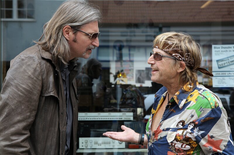 „Soko Donau“, „Nina, 16, vermisst.“ Es ist Samstag, alle außer Helmuth, der Dienst hat, machen sich fürs Wochenende bereit. Da geht ein Anruf bei Helmuth ein: Eine Exfreundin, Birgit Imhoff, die vor Jahren aufs Land gezogen ist, ist verzweifelt. Ihre Tochter Nina, zu der Helmuth damals eine väterliche Beziehung hatte, ist seit zwei Tagen verschwunden. Helmuth bittet Penny seinen Wochenenddienst zu übernehmen. Carl und Helmuth fahren nach Niederösterreich. Thomas Artner, der Chef der Polizeistation vor Ort, ist nicht gerade begeistert über die Ankunft von Carl und Helmuth. Artner ist mit der Mutter des verschwundenen Mädchens liiert und sieht in Helmuth nicht nur den übergeordneten Polizisten, sondern mit Eifersucht auch den damaligen Lover seiner Lebensgefährtin. Im Bild (v.li.): Stefan Jürgens (Carl Ribarski), Martin Semmelrogge (Charly Kreisler). – Bild: ORF/​SATEL-Fil