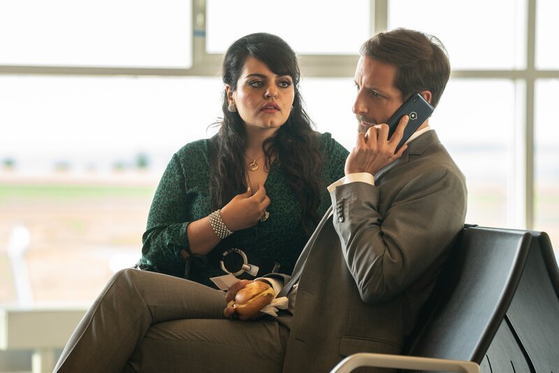 Samira Karahanci (Sara Fazilat, l.); Vincent (Dominik Maringer, r.) – Bild: ProSieben /​ Stephanie Kulbach