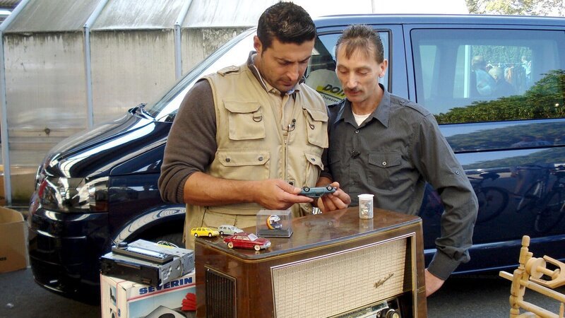 Trödelprofi Sükrü (re.) und Thomas auf dem Flohmarkt – Bild: RTL II