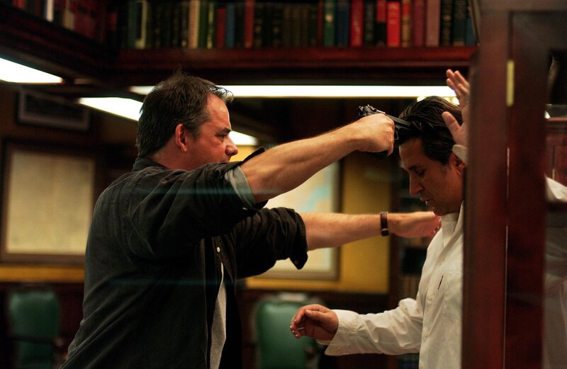 Nachdem Barry (Tom Irwin, l.) seine Frau und seinen Job verloren hat, gerät er außer Kontrolle. Alle Versuche ihn zu stoppen werden für Jack (Anthony LaPaglia, r.) zum Verhängnis … – Bild: Super RTL