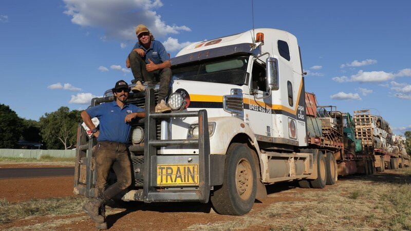 Mike and Vinnie Elliott with truck. – Bild: Warner Bros. Discovery