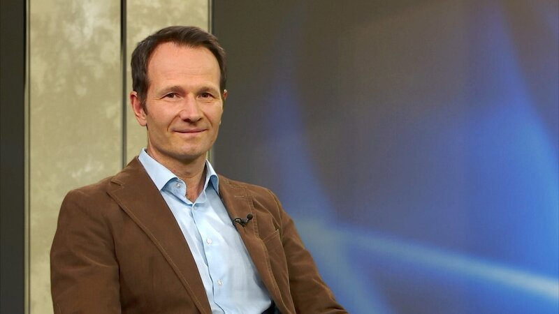 In „Meryns Sprechzimmer“ diskutiert Prof. Siegfried Meryn gemeinsam mit folgenden Gästen: Alexander J. Rüdiger (Moderator und Marathonläufer, im Bild), Dr.in Manuela Macedonia (Neurowissenschafterin) sowie Dr. Thomas Dorner (Public-Health-Experte und Leiter der Akademie für Altersforschung am Haus der Barmherzigkeit). – Bild: ORF