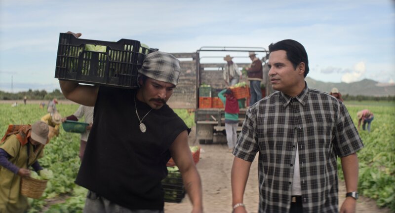 L-R: Beto (Bobby Soto), José (Michael Pena) – Bild: AMAZON PRIME L-R: Beto (Bobby Soto), José (Michael Pena) – Bild: AMAZON PRIME