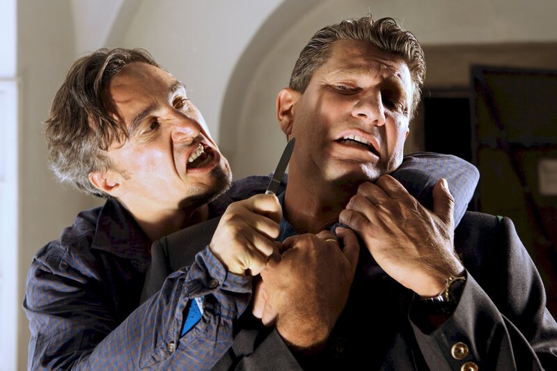 Stoyan Benev (Nikolay Lyaskov, l.) bedroht den Bauunternehmer Hugo Knapp (Wolfgang Pissecker) auf dessen Baustelle. – Bild: ZDF/​Petro Domenigg 1180 Vienna AT