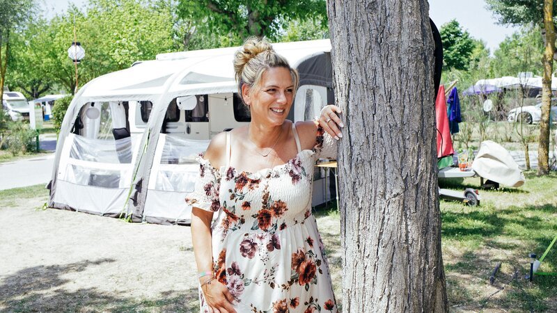 Die Fingerhuth-Clique kommt endlich wieder zusammen. Nicole (Foto) und Ehemann Sascha haben bereits einen Stellplatz für alle ausgesucht. – Bild: RTLZWEI /​ Severin Schweiger