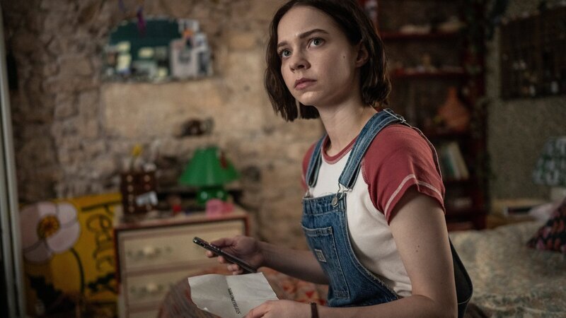 Ein Unbekannter versucht Pip (Emma Myers) mit Drohbotschaften von ihren Ermittlungen abzuhalten und einzuschüchtern. Handelt es sich bei dem Verfasser um den wahren Mörder? – Bild: ZDF und Sally Mais