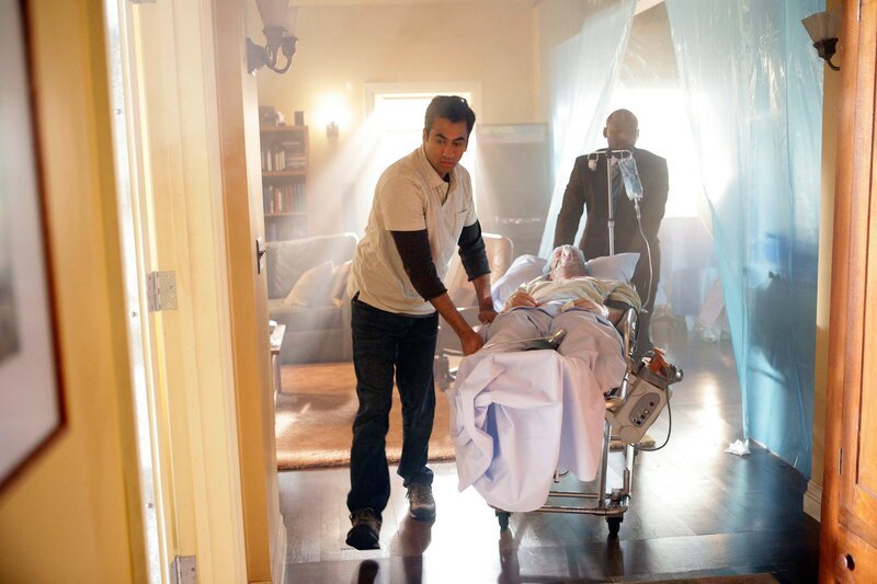 Der Zustand des Patienten Nozick (Todd Louiso, lieg.) hat sich verschlimmert und Dr. Kutner (Kal Penn, l.) und Dr. Foreman (Omar Epps, r.) müssen den Eingriff abbrechen und den Mann ins Krankenhaus bringen. – Bild: TVP