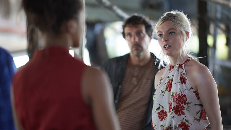 DS Madeleine Dumas (Aude Legastelois, l.) erfährt von Tabatha (Nell Hudson, r.), dass sie mehr als nur die Assistentin von Geschäftsführer Aaron McCormack ist. – Bild: ZDF und Denis Guyenon