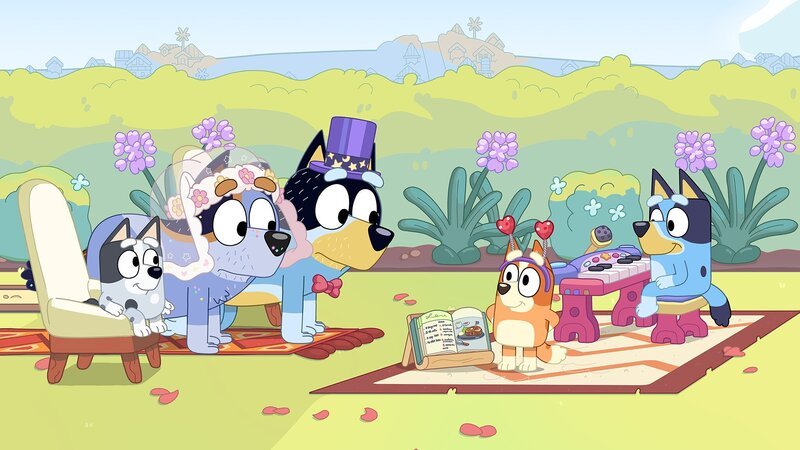 L-R: Muffin, Uncle Stripe, Banddit, Bingo, Bluey – Bild: Courtesy of Disney+