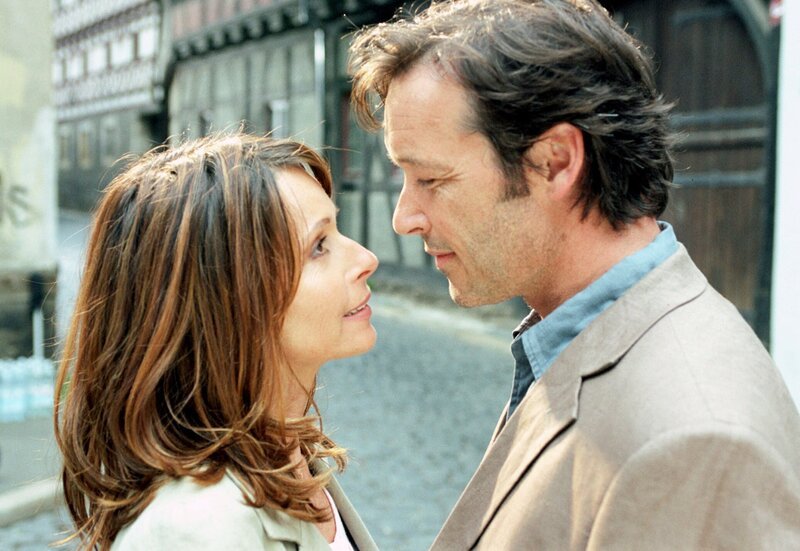 Judith (Christina Plate) entführt Klaus (Michael Roll) in der Mittagspause, um mit ihm ein paar kleine Verrücktheiten anzustellen. – Bild: MDR/ARD Degeto/Britta Krehl Judith (Christina Plate) entführt Klaus (Michael Roll) in der Mittagspause, um mit ihm ein paar kleine Verrücktheiten anzustellen. – Bild: MDR/ARD Degeto/Britta Krehl