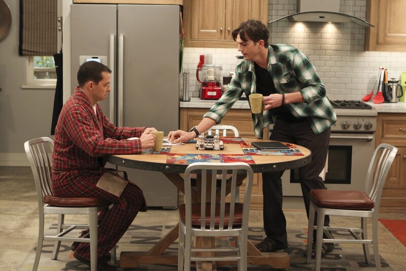 L-R: Alan Harper (Jon Cryer), Charlie Harper (Charlie Sheen) – Bild: Chuck Lorre Productions, Inc.; The Tannenbaum Company; Warner Bros. Television