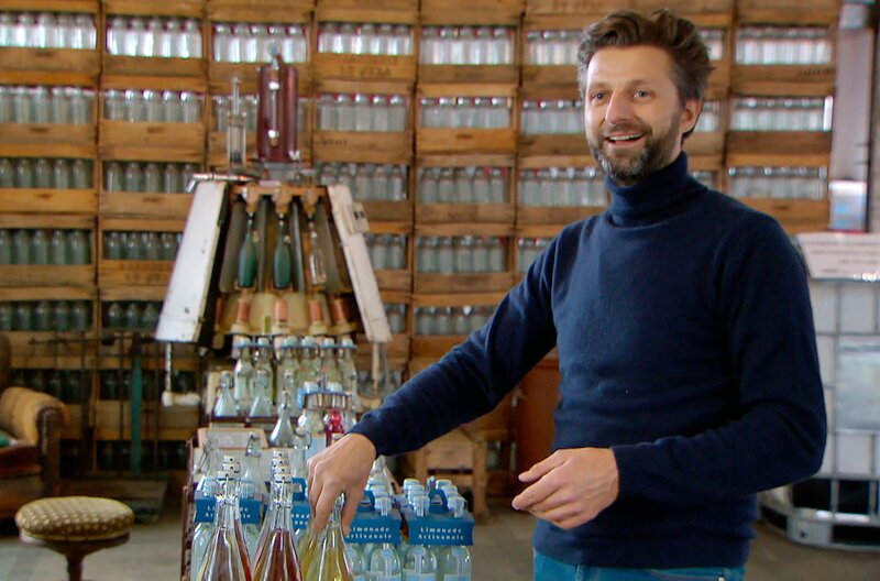 Hugo Sublet hat aus Nostalgie die Limonadenfabrik seines Schwiegervaters wieder aufgemacht. – Bild: SWR