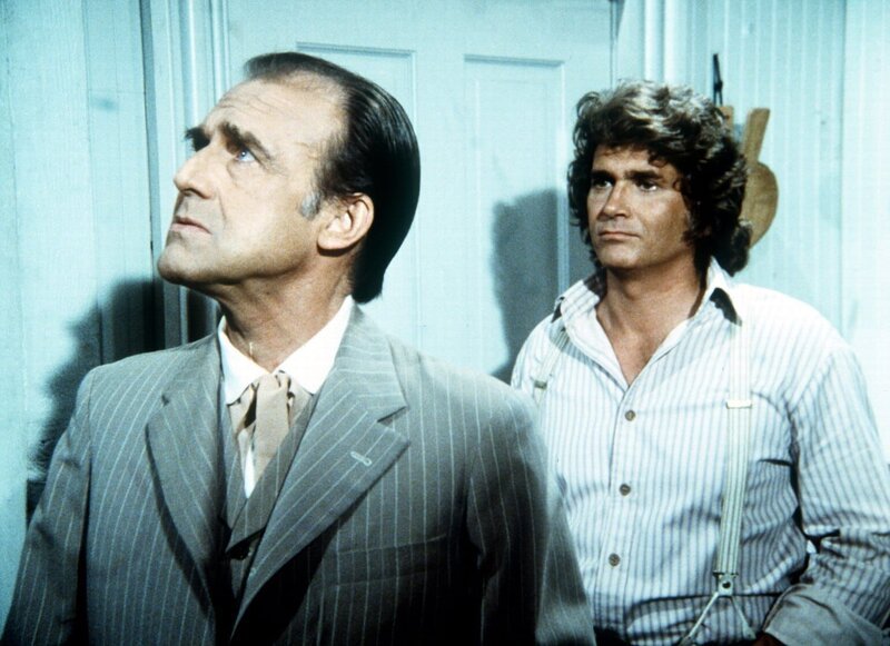 Charles Ingalls (Michael Landon, r.) hat soeben Peter, den neuen Gast von Nels Oleson (Richard Bull, l.), kennen gelernt. – Bild: Sat.1 Gold