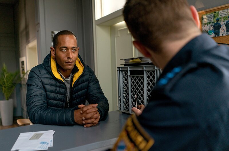 Max (Nepo Fitz, r.) präsentiert Jerry (Peter Marton, l.) Unterlagen und Müll aus Sagers Büro. Weiteres Bildmaterial finden Sie unter www.br-foto.de. – Bild: ARD/​Lucky Bird Pictures/​Angela M. Schlabitz
