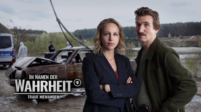 Keyvisual mit Logo – Strafverteidigerin Sophia (Petra Schmidt-Schaller) und Kommissar Matzen (Karsten Antonio Mielke, re.). – Bild: ARD Degeto Film/Hans-Joachim Pfeiffer Keyvisual mit Logo – Strafverteidigerin Sophia (Petra Schmidt-Schaller) und Kommissar Matzen (Karsten Antonio Mielke, re.). – Bild: ARD Degeto Film/Hans-Joachim Pfeiffer