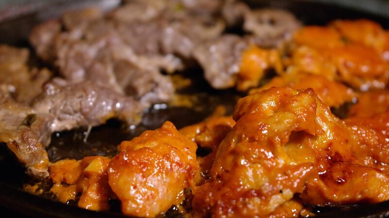 Meat plate from Victory in New Orleans, as seen on Food Network’s Mystery Diners, Season 9. – Bild: TLC