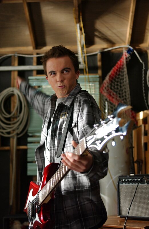 Malcolm (Frankie Muniz) will sich aufgrund einer Nominierung für einen Europa-Schüleraustausch revanchieren, indem er sich eine Gitarre kauft und der Welt Gutes tun will … – Bild: GLEN