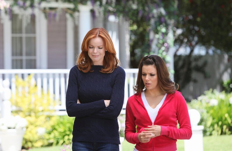 „Desperate Housewives“, „Die Bombe.“ Lynette ist fassungslos, als sie Eddies wahre Identität erkennt. Auf den Schock hin setzen bei ihr prompt die Wehen ein. Da Eddie sie nach wie vor in seinem Haus festhält, ist er nun ihre einzige Hoffnung, die Geburt gut zu überstehen. Währenddessen ist Patrick kurz davor, seinen perfiden Racheplan in die Tat umzusetzen. Angie, die sich noch immer in seiner Gewalt befindet, versucht mit allen Mitteln, dies doch noch zu verhindern. Susan und Mike müssen indes schweren Herzens Abschied von der Wisteria Lane nehmen.Im Bild (v.li.): Marcia Cross (Bree Hodge), Eva Longoria Parker (Gabrielle Lang). – Bild: Turner /​ COURTESY OF DISNEY MEDIA DISTRIBUTION