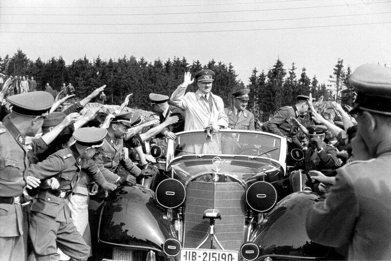 Besuch von Adolf Hitler. – Bild: phoenix/ORF/Thomas Hackl/Stadtarchiv St. Valentin Besuch von Adolf Hitler. – Bild: phoenix/ORF/Thomas Hackl/Stadtarchiv St. Valentin