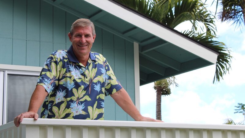 Home buyer Doug Davis on the porch of the Oluolu St house as seen on Hawaii Hunters (portrait) – Bild: Scripps.