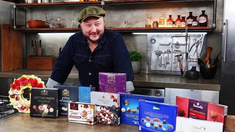 Pseudo-edle Pralinen: Sebastian Lege zeigt, warum die Lebensmittelindustrie für „Marc de Champagne“-Pralinen kaum teuren Alkohol benötigt. – Bild: ZDF