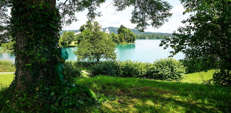 Moderatorin Sonja Weissensteiner mit Camouflage-Bodypainting. – Bild: Hartmann Seeber /​ BR /​ Actionfilm + Foto KG