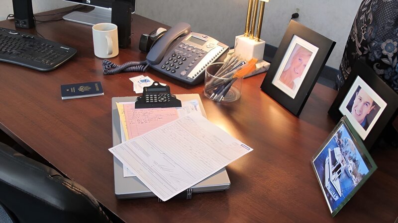 Robert Wiles’ desk at the National Flight Services. – Bild: Discovery Communications