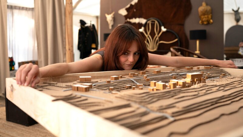 Ella (Lea van Acken) verfolgt ihre eigenen Ziele. – Bild: ZDF und Syrreal Entertainment/​Karolina Grabowska