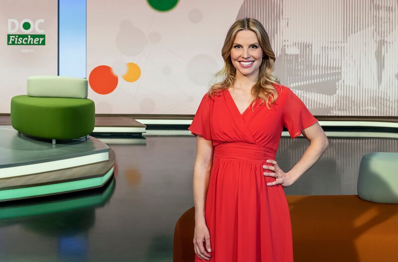 SÜDWESTRUNDFUNK Doc Fischer Mit „Doc Fischer“ gibt es ein neues Gesundheitsmagazin im SWR Fernsehen. Die Ärztin und Journalistin Dr. Julia Fischer präsentiert jeden Montag neueste medizinische Erkenntnisse und Behandlungsmethoden und gibt Tipps, wie man fit und gesund bleiben kann. Moderatorin Julia Fischer. © SWR/​Patricia Neligan, honorarfrei – Verwendung gemäß der AGB im engen inhaltlichen, redaktionellen Zusammenhang mit genannter SWR-Sendung und bei Nennung „Bild: SWR/​Patricia Neligan“ (S2+). SWR Presse/​Bildkommunikation, Baden-Baden, Tel: 07221/​929⁠–⁠26868, foto@swr.de – Bild: SWR/​Patricia Neligan