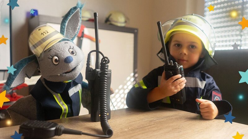Fidi und Leon träumen davon, dass sie Feuerwehrmänner wären. – Bild: KiKA/​Lupalipa Media /​ KiKA