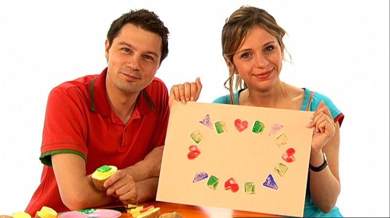 In den Lach- und Sachgeschichten wird heute fleißig gemalt. Tanja und André basteln sich Stempel aus Kartoffeln und drucken damit. – Bild: WDR