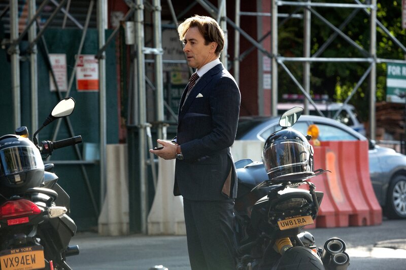 Kann Dylan (Alan Cumming) eine Verbindung zwischen den zwei Mordopfern erkennen? – Bild: CBS Broadcasting, Inc. /​ Francisco Roman