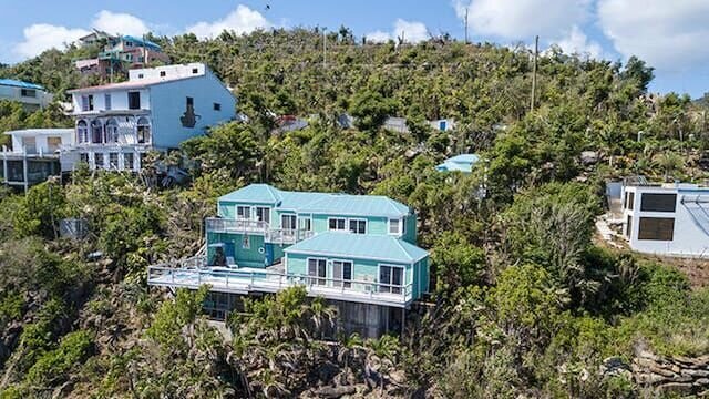 Exterior, Front of Crosswinds Villa property in St Thomas, USVI. As seen on HGTV’s Caribbean Life – Bild: HGTV /​ Discover Images /​ Discovery Communications