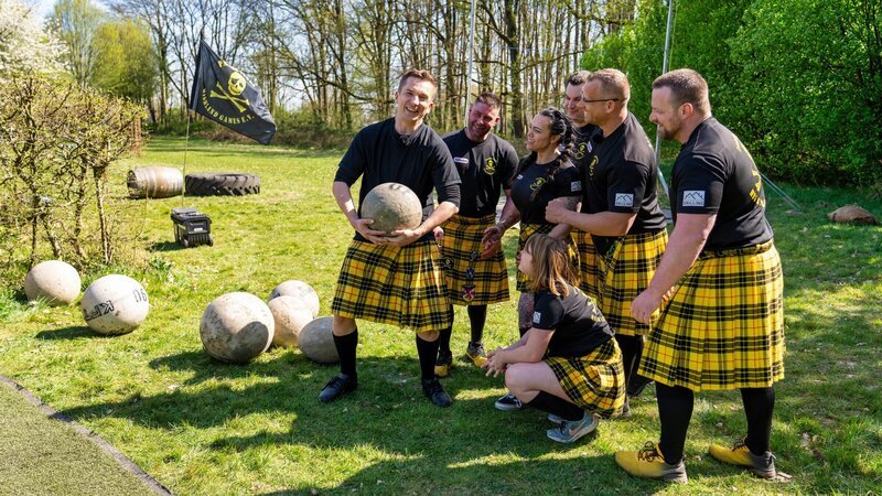 „PUR+“-Moderator Eric Mayer trainiert einen Tag bei den Paradise Punks. Das Team tritt in den Teamwettkämpfen bei Highland Games an und wurde bereits mehrfach deutscher Meister. Eric trainiert verschiedene Disziplinen wie Stone of Meanhood, Baumstamm werfen oder Heusack-Hochwurf und findet heraus, wie viel Kraft man benötigt, um bei den Disziplinen gut abzuschneiden. – Bild: ZDF und Florian Lippke