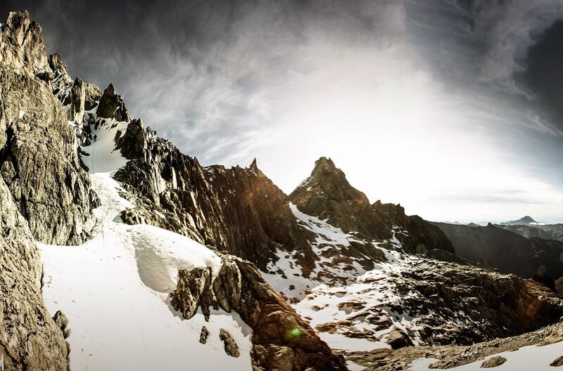 Der Pico Bolívar hat einen besonderen Stellenwert: Er ist mit knapp 5.000 Meter der höchste Berg Venezuelas und auf seinem Gipfel befindet sich eine Büste des Nationalhelden Simón Bolívar. – Bild: José Manuel Romero
