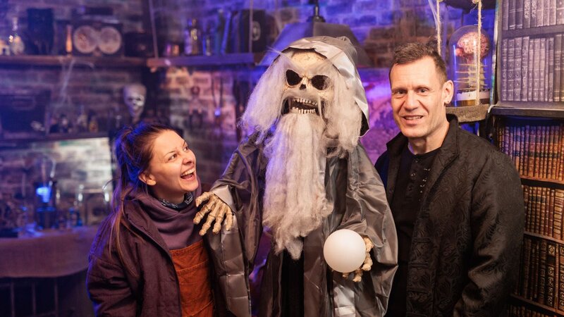 Im Geisterhaus geht Checkerin Marina gemeinsam mit Geisterjoe dem Gruselspaß auf den Grund. – Bild: BR/​megaherz GmbH/​Hans-Florian Hopfner