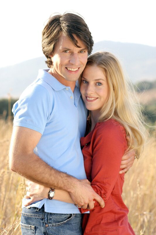 (L-R): Daniel (Roman Rossa) und Julia (Susanne Gärtner). – Bild: ORF/​ZDF/​Boris Guderjahn