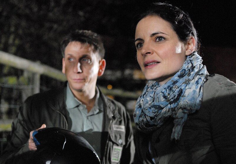 Nächtliche Eindringlinge im Zoo! Dr. Susanne Mertens (Elisabeth Lanz, r.) und Conny (Thorsten Wolf, l.) sind zu spät gekommen. Nur den Helm von einem der illegalen Besucher konnten sie sicherstellen. – Bild: MDR/​ARD/​Christa Köfer