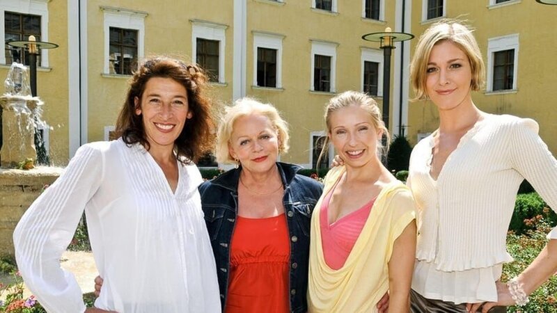 V.l.: Julie (Adele Neuhauser), Maria (Brigitte Kren), Sabine (Martina Poel), Pippa (Miriam Stein) – Bild: Fox International Channels Bulgaria /​ BFCR