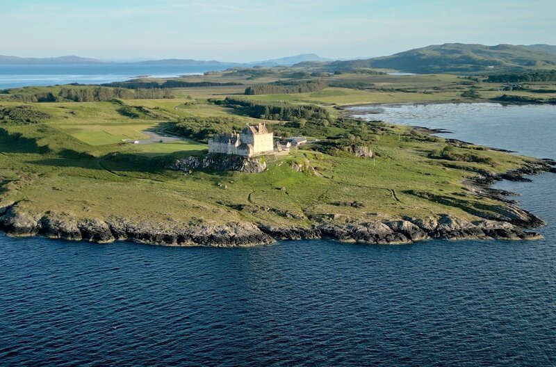 Auf der von Wind und Meer gepeitschten Insel Mull thront die Burg Duart Castle über den schottischen Highlands. – Bild: ARTE /​ Le cinquième rêve