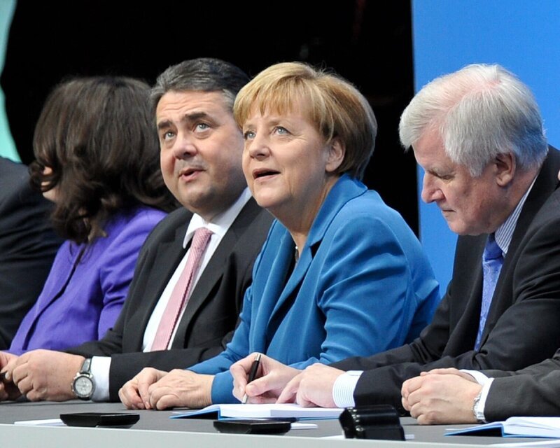 Die GroKo kommt – und wird zum Wort des Jahres 2013. Von links: Sigmar Gabriel, Angela Merkel und Horst Seehofer – Bild: ZDF