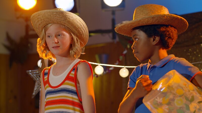 Bei der Talenteshow auf der Klassenfahrt begeistern Lena (Isa Jansen) und Dante (Benjamin Mukadi Kanda van de Kamp) ihr Publikum. – Bild: KiKA/​AVROTROS/​Fiction Valley
