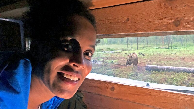 Pia in der Beobachtungshütte. Hinter ihr sieht man den Braunbären Yogi. – Bild: BR/​Text und Bild Medienproduktion GmbH & Co. KG/​André Goerschel