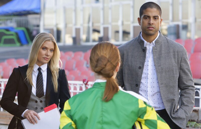 Ein Rennstallbesitzer wurde ermordet. Calleigh (Emily Procter, l.) und Eric (Adam Rodriguez) beginnen mit den Ermittlungen auf der Rennbahn und befragen mögliche Zeugen (Darst. vorne unbekannt). – Bild: RTL