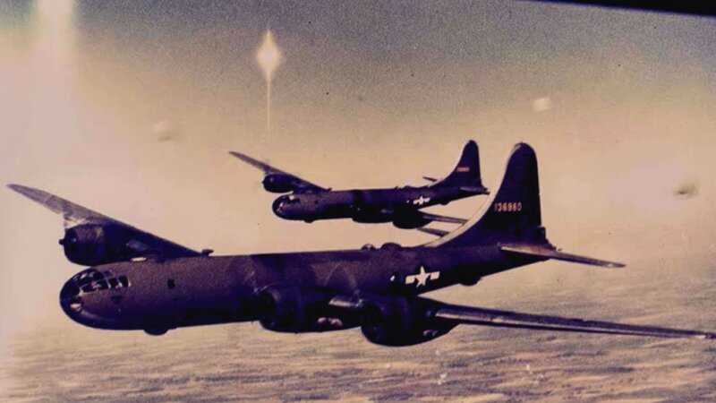 Piloten im Zweiten Weltkrieg bezeichnen die für sie unerklärlichen Sichtungen als „Foo-Fighter“. – Bild: ZDF