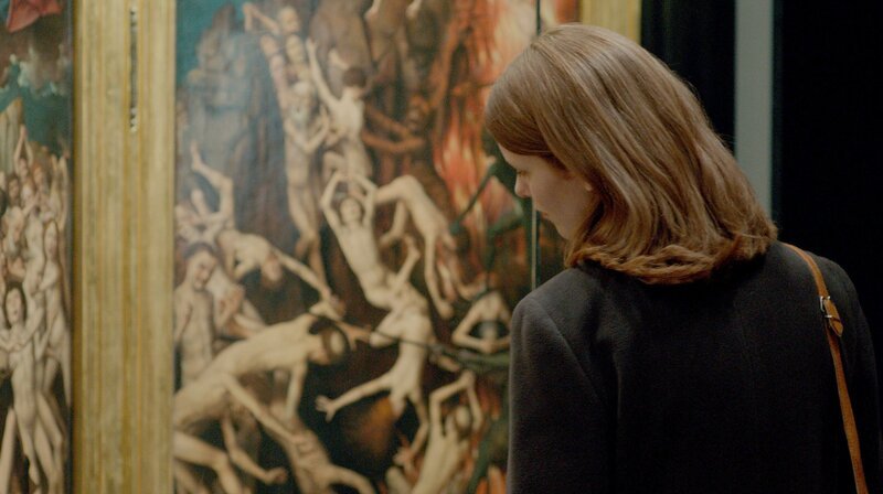 Die junge Klimaforscherin Phoebe (Sarah Ralfs) kommt mit einem Lehrauftrag neu an das Institut für Kybernetik der Berliner Universität. Dort wird der Klimawandel mit Hilfe von „Virtueller Realität“ simuliert. Dem Institut droht die Schließung, weil Forschungserfolge ausbleiben. – Bild: rbb/Amerikafilm/Carlos Andrés Lopéz Die junge Klimaforscherin Phoebe (Sarah Ralfs) kommt mit einem Lehrauftrag neu an das Institut für Kybernetik der Berliner Universität. Dort wird der Klimawandel mit Hilfe von „Virtueller Realität“ simuliert. Dem Institut droht die Schließung, weil Forschungserfolge ausbleiben. – Bild: rbb/Amerikafilm/Carlos Andrés Lopéz