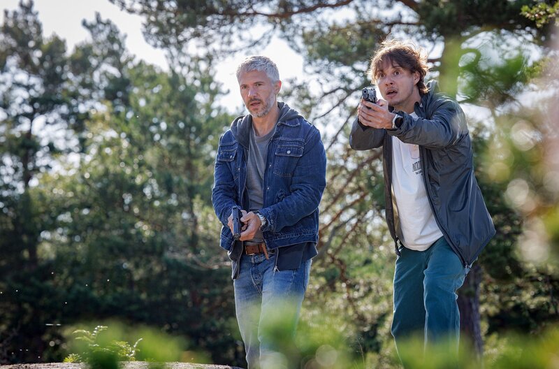 Das Ermittlungsteam um Valpen (Julius Fleischanderl, re.) und Alexander (Nicolai Cleve Broch, li.) arbeitet an einem neuen Fall – doch Alexander ist mit den Gedanken woanders. – Bild: Johan Paulin/​TV4